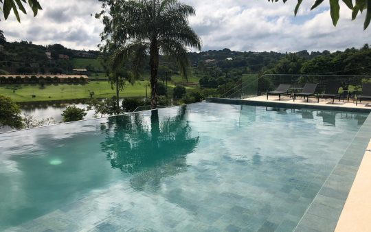 Residência JG – GRB: Piscina de borda infinita